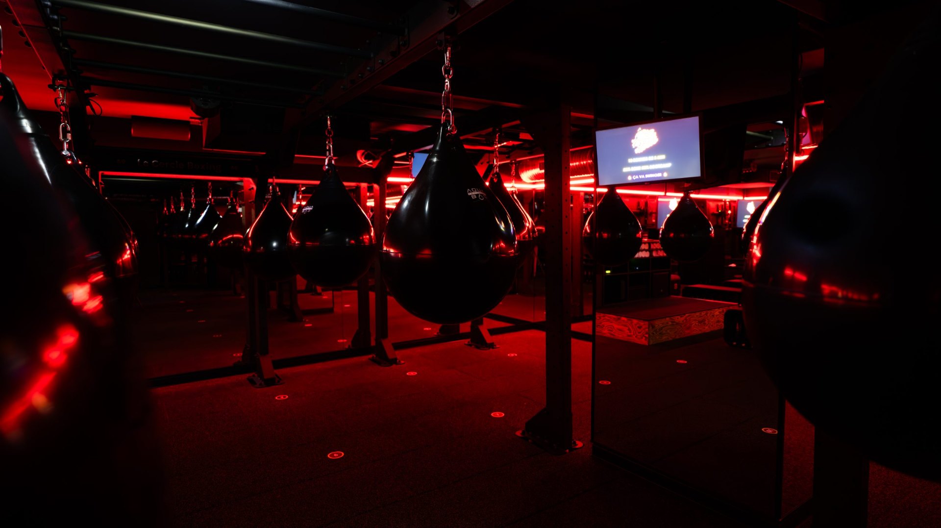 Studio dans le noir · lumières rouges